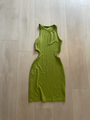 Grön klänning  - Grön klänning från beshka i storlek M