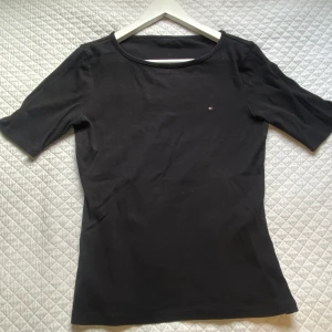 Tommy hilfiger - Svart hilfiger i bra skick. Köparen står för frakten😊