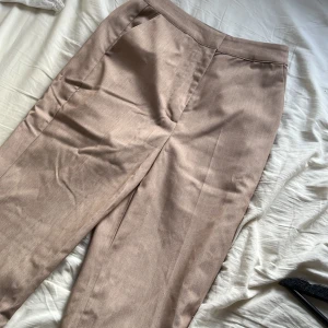 Kostymbyxor  - Ett par bruna kostymbyxor som jag aldrig använt. Lapp kvar 