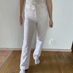 Vita jeans - Vita jeans från MonkI, använda 1 gång då de är förstora. 