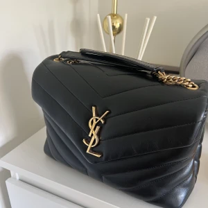 Yves saint Laurent  - Säljer min otroligt fina loulou väska då jag flyttar till staterna och inte får med mig alla väskor. Man får plats med så otroligt mycket i väskan samtidigt som man kan ha med den överallt, de här har verkligen varit en favorit hos mig. Nypris 26 000kr.