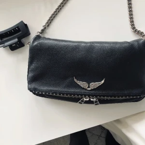 Zadig och Voltaire Väska - Säljer min Zadig väska som är i bra skick och köptes ny för snart 2 år sen. Nypriset på väskan är just nu 4 600kr och jag säljer för 2000kr👌🥰