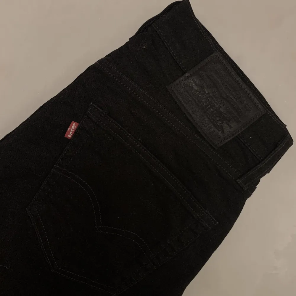 Straight Jeans från Levi’s. Nyskick. Helt svarta. Säljer då de inte passar 🖤. Jeans & Byxor.