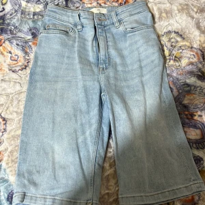 Jeans shorts  - Jeans shorts som slutar lite ovanför knäna. Ljusa i färgen. Använd endast ett fåtal gånger. 