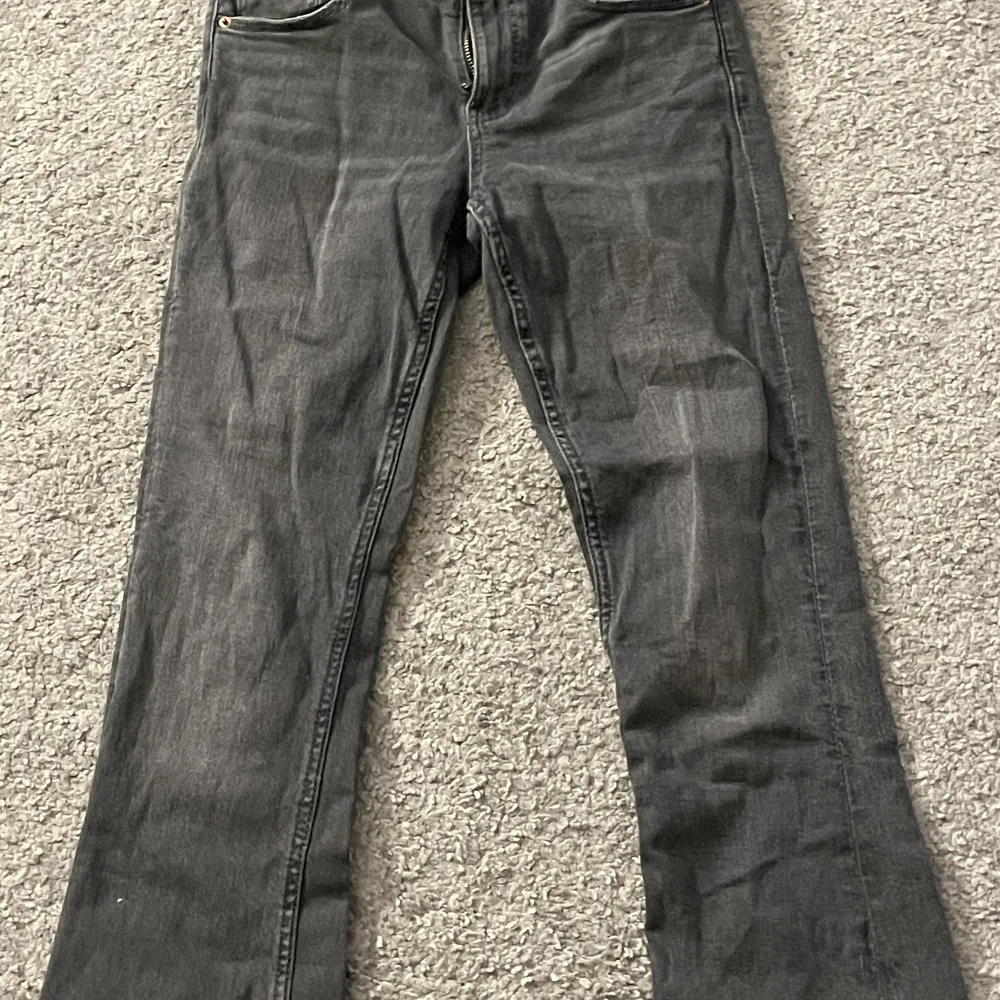 Svarta boutcut jeans från gina tricot! Andvända ganska få ggr. Köpt på kids brand store🫶🏻 Str 152. Jeans & Byxor.