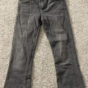 Svarta boutcut jeans från gina tricot! Andvända ganska få ggr. Köpt på kids brand store🫶🏻 Str 152