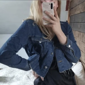 Jeansjacka - Croppad jeansjacka från h&m i storlek 36. Knappt använd, kanske 5-6 gånger.