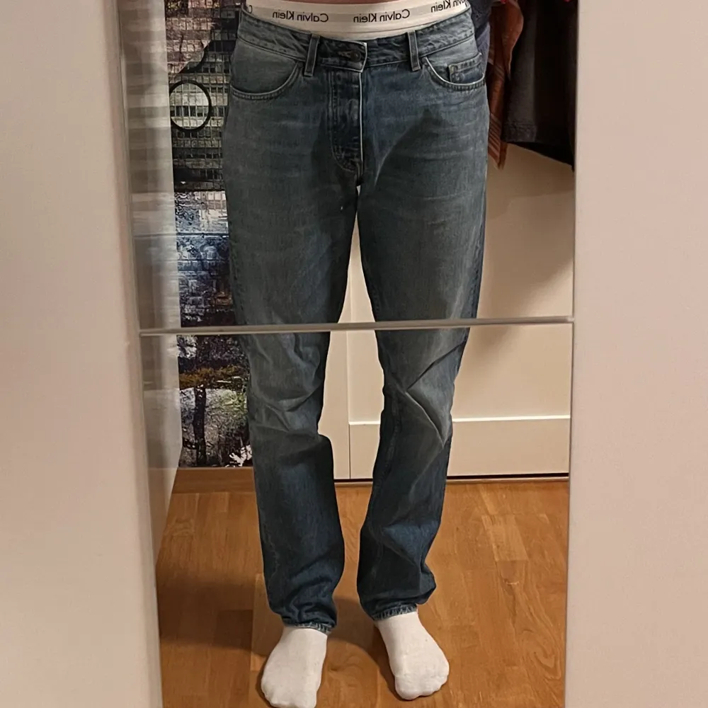 Ett par skitsnygga marinblå straight-fit jeans från Tiger of Sweden! 🐅Modellen heter Nico och är köpta för mindre än ett år sedan. Nästan aldrig använda och i toppskick!🤩Skriv om du har frågor eller vill ha fler bilder! 📸. Jeans & Byxor.