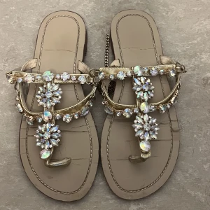 Sandaler - Sandaler, storlek 34 men känns mer som 35