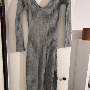 Stickad klänning - Oanvänd klänning från Bikbok, superskönt material och är i storlek xs🩷