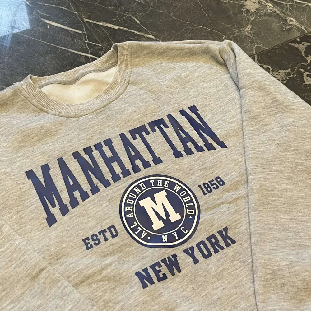 Manhattan New York Sweatshirt  Oanvänd Storlek: M Material: 100% polyester. Tröjor & Koftor.