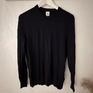 Mörkblå pullover från H&M, storlek M