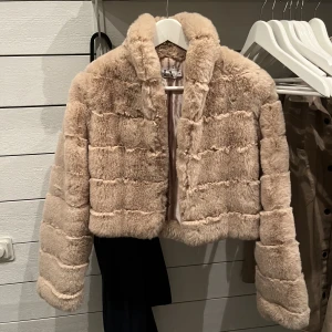 Pälsjacka  - Croppad pälsjacka från Nakd, Linn Ahlborgs kollektion! Använt fåtal gånger! Den är som ny🤎nypris 1199kr