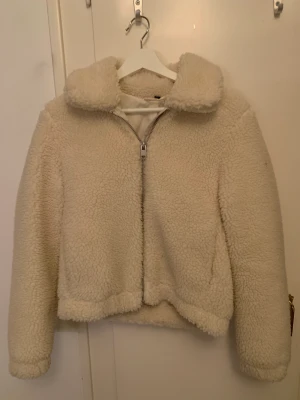 Mysig jacka - Säljer denna jacka då jag inte använder den eller har använt den! Funkar jätte bra som höst och möjligtvis vinter jacka