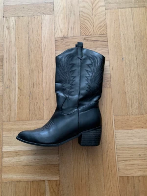 Cowboyboots - Skitsnygga cowboyboots perfekta nu inför hösten eller till fest💅💅🔥🔥 Köpte här på Plick men säljer vidare då de tyvärr var för stora för mig🙄😀 Köpare står för frakt🫶