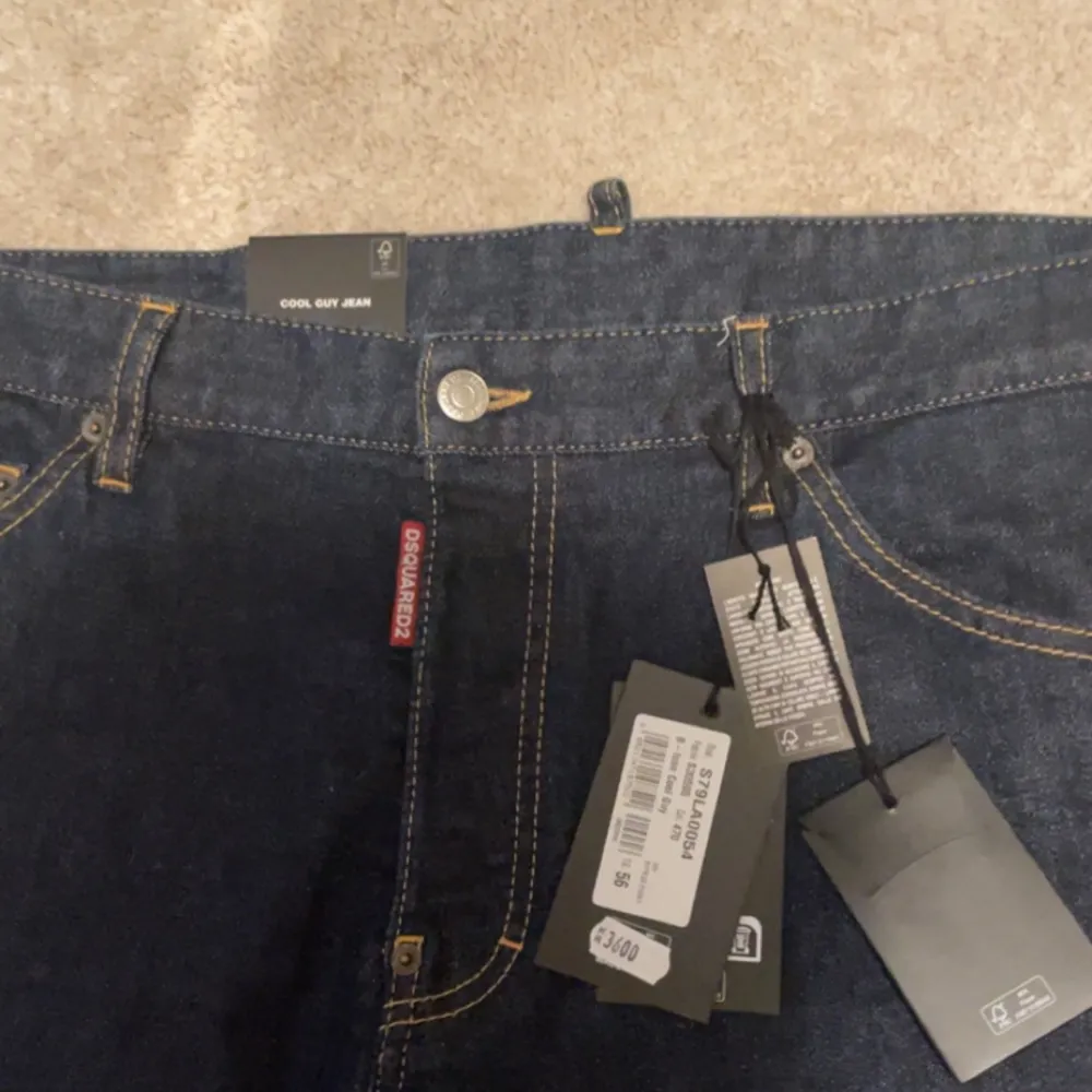 Säljer Två helt oanvända och äkta dsq2 varor ett par jeans och en jacka som matchar med jeansen. Prislappen sitter kvar . Jackor.
