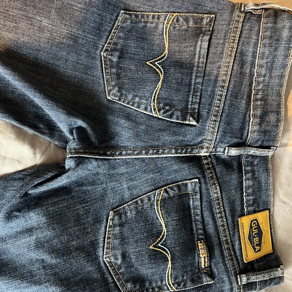 Sjukt snygga mörkblåa lågmidjade jeans men passade tyvärr inte mig. Passar någon som är 173+ i längden. Skriv för fler funderingar. . Jeans & Byxor.