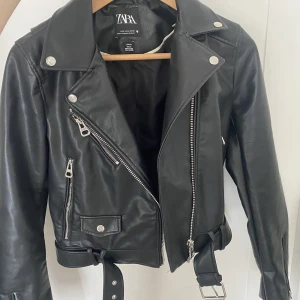 Zara skinnjacka - Skinnjacka från Zara som är använd fåtal gånger då det aldrig riktigt varit min stil. Storlek S🤍säljer för 150kr plus att köparen står för frakten😇