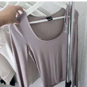 Populär topp från gina - !!LÅNAD BILD!! Supersöt och populär topp från Gina, använd 2 gånger därav i fint skick. Superskönt material med slits i armarna!