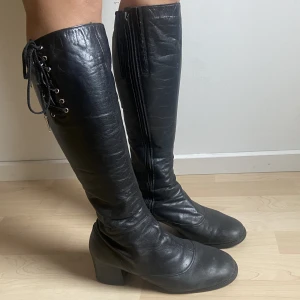 Snyggaste läderbootsen - Snyggste svarta läderbootsen med snörning. Storlek 38. I använt skick därav priset. Vid snabb affär kan priset diskuteras.