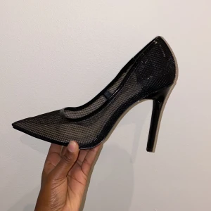 Mesh pumps - Fina högklackar med spets har används en gång. Om du har storlek 37 passar de här dig perfekt. 