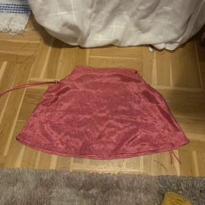 Glittrig kjol - Väldigt glittrig kjol med snören på sidorna så den kan passa olika stolekar. 