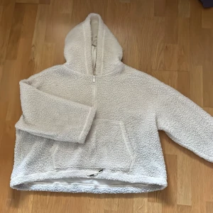 Teddy kofta - En stor oversized kofta i teddy material som är otroooligt skön. Perfekt för just vintern eller hösten. Säljer för använder inte längre tyvärr! (ska tvättas innan den skickas ;) )