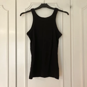 Tanktop - Ribbad tanktop från H&M 🖤relativitet välanvänd men fortfarande väldigt fint skick!