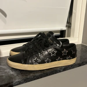 Saint Laurent skor - Säljer mina Saint Laurent skor i storlek 42. Använda men fortfarande bra skick! Endast skorna ingår. Vid snabb affär går priset ner. 