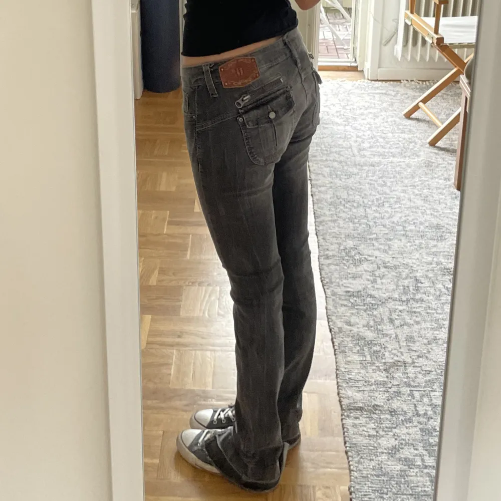 Så snygga lågmidjade jeans från MNG denim💕 slits på insidan och lätt utsvängda. Storlek 38 men skulle säga att de passar 36 också🫶🏽. Jeans & Byxor.
