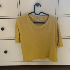 Skitsnygg t-shirt  - En skitsnygg gul t-shirt som passar till allt! Tveka inte på att höra av er vid frågor.