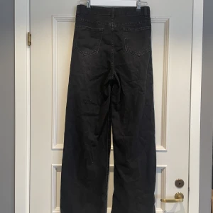 Jeans - Ett par svarta jeans från SHEIN. Använda fåtal gånger. Köptes för 199 men säljer för 50 kr+frakt De är i storlek L. 
