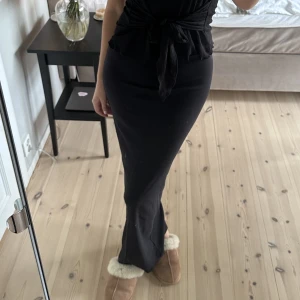 Svart långkjol - Populär långkjol som går ända ner till fötterna på mig som är 175 cm. Perfekt nu i höst med en stickad tröja till. 