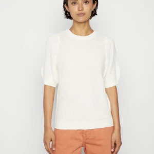 Stickad t shirt - Slutsåld stickad vit t shirt från veromoda! Jättebra skick använd fåtal gånger!❤️❤️