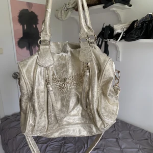 Guldig väska - Snygg guldig väska men väldigt sliten, köpte den på sellpy🤍 Skriv för fler bilder eller frågor💕