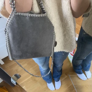 Stella McCartney  - Stella McCartney liknande väska i mellan storleken, i princip oanvänd! Super bra väska som går att använda till allt!
