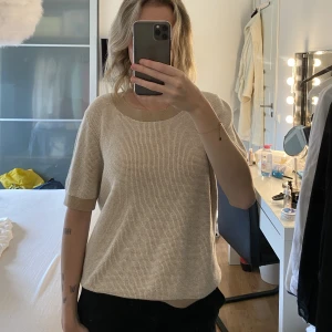 Stickad t-shirt  - Stickad T-shirt från esprit med ett snyggt mönster. Jätte mysig att ha nu till hösten🍂