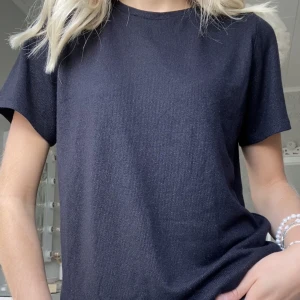 & other stories T-shirt  - Ribbad, glittrig T-shirt från & other stories🤍✨