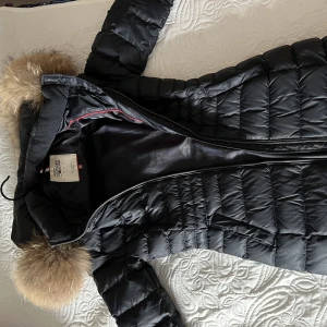 Tommy hilfiger jacka  - Supersnygg tommy hilfiggerjacka med avtagbar päls. Har själv bytt ut pälsen men måste tyvärr sälja då den blivit för liten. Sparsamt använd. Storlek XS. Pris kan diskuteras vid snabb affär:) förgen skiftar i svart/mörkblå. Hemsidan säger svart