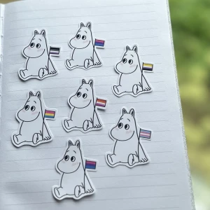 Mumin pride klistermärken  - Mumin pride klistermärken 🩵 Finns med 6 stycken olika flaggor. Storlek: ca 4.5 cm 8 kr/styck 5 st för 35 kr 10 st för 65 kr🩷