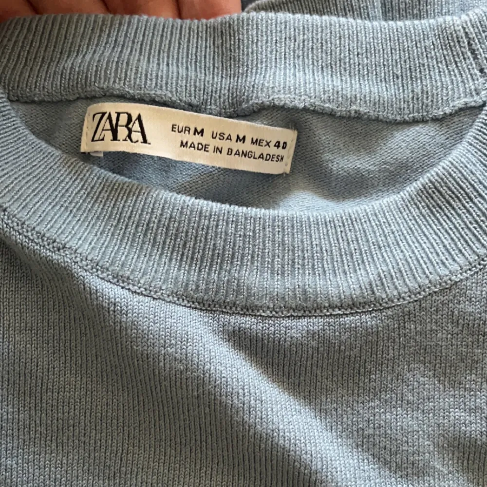 Tja, säljer en tunn Zara sweatshirt. Tröjan är inprincip aldrig använd och är i toppskick. Strl M . Tröjor & Koftor.