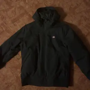 Storlek: xs Modell: new Sarpy jacket Knappast använd ny pris ungefär 1300kr Perfekt för vinter och början av våren