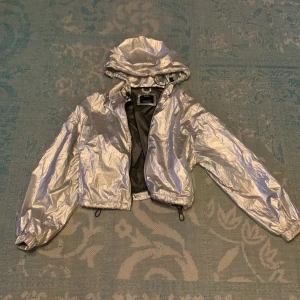 Silverjacka - Silverjacka med åtdragbarluva och midja!