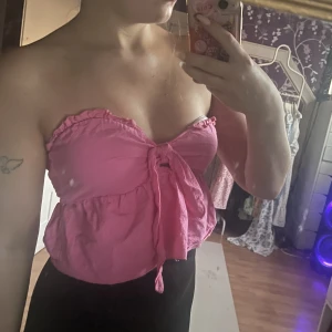 Supersöt rosa topp💘 - En rosa bandeau topp med knytning därframme. Köpt från shein och endast använd 1-2 gånger. Bra skick o super snygg. (KÖPAREN STÅR FÖR FRAKTEN!!)