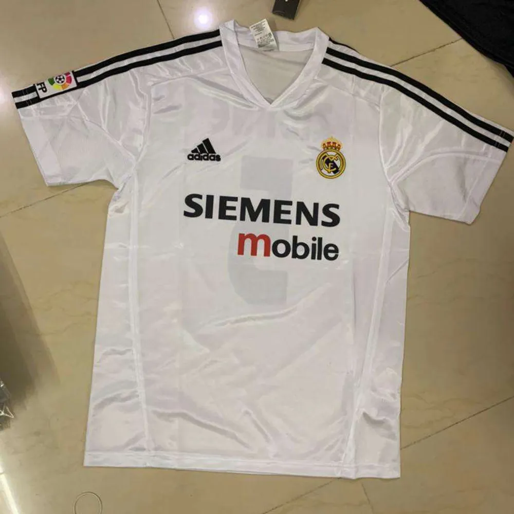 Zidane retro tröja helt ny med lappar på, size M mycket bra retro tröja! Real Madrid hemma tröja . T-shirts.