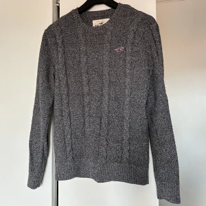 Grå stickad tröja - Grå stickad tröja från hollister 🩶nyskick då aldrig använd. Storlek XS men mer som S
