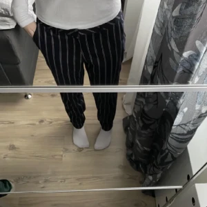 Kostymbyxor/linnebyxor  - Randiga kostymbyxor i storlek m som ger lite linnebyxor vibes.  Från märket Rut & Circle. Sitter lågmidjat på mig som vanligtvis har s/xs. Väldigt fint skick, köpta för 685kr, mitt pris: 180kr