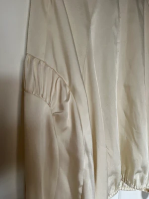 Blus - Fin blus med ballong-ärm från Gina Tricot. 