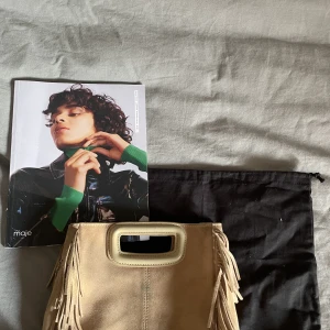 Maje väska - Säljer min maje väska då jag inte får någon användning av den. Den är ganska använd och jag har tappat bort det långa bandet så man får med det korta. Du får med allt på bilden. Kan gå ner i pris vid snabb affär, kom privat om du är intresserad💕