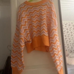 Stickad tröja  - Säljer denna fina stickade tröja från hm. Knappt använd. 🩷🧡